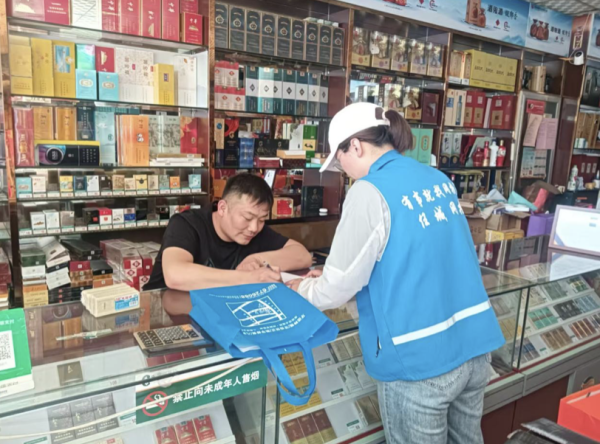 股民股票配资论坛 南苑街道凤凰城社区开展“食品安全无小事 网格排查不停歇”活动
